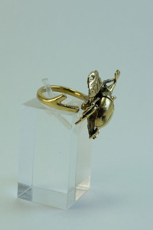 Anillo escarabajo dorado