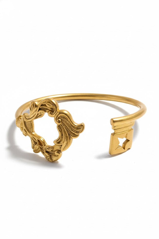 Pulsera brazalete llave dorada