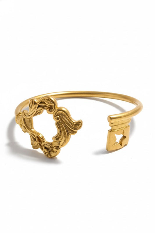 Pulsera brazalete llave dorada