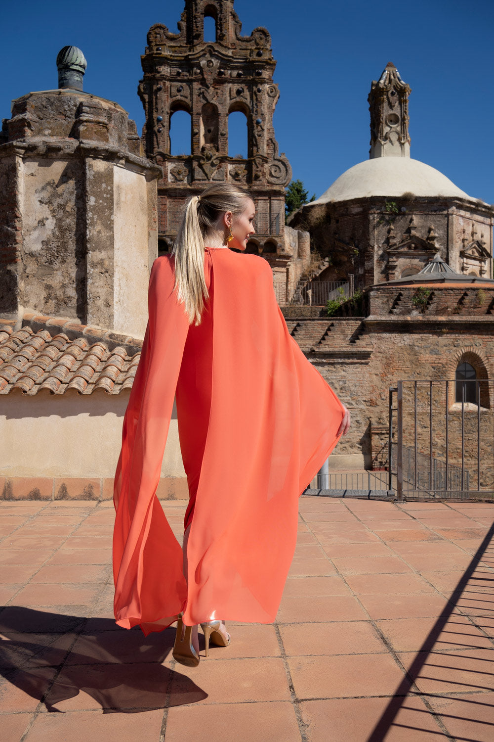 Conjunto vestido y capa Orquídea