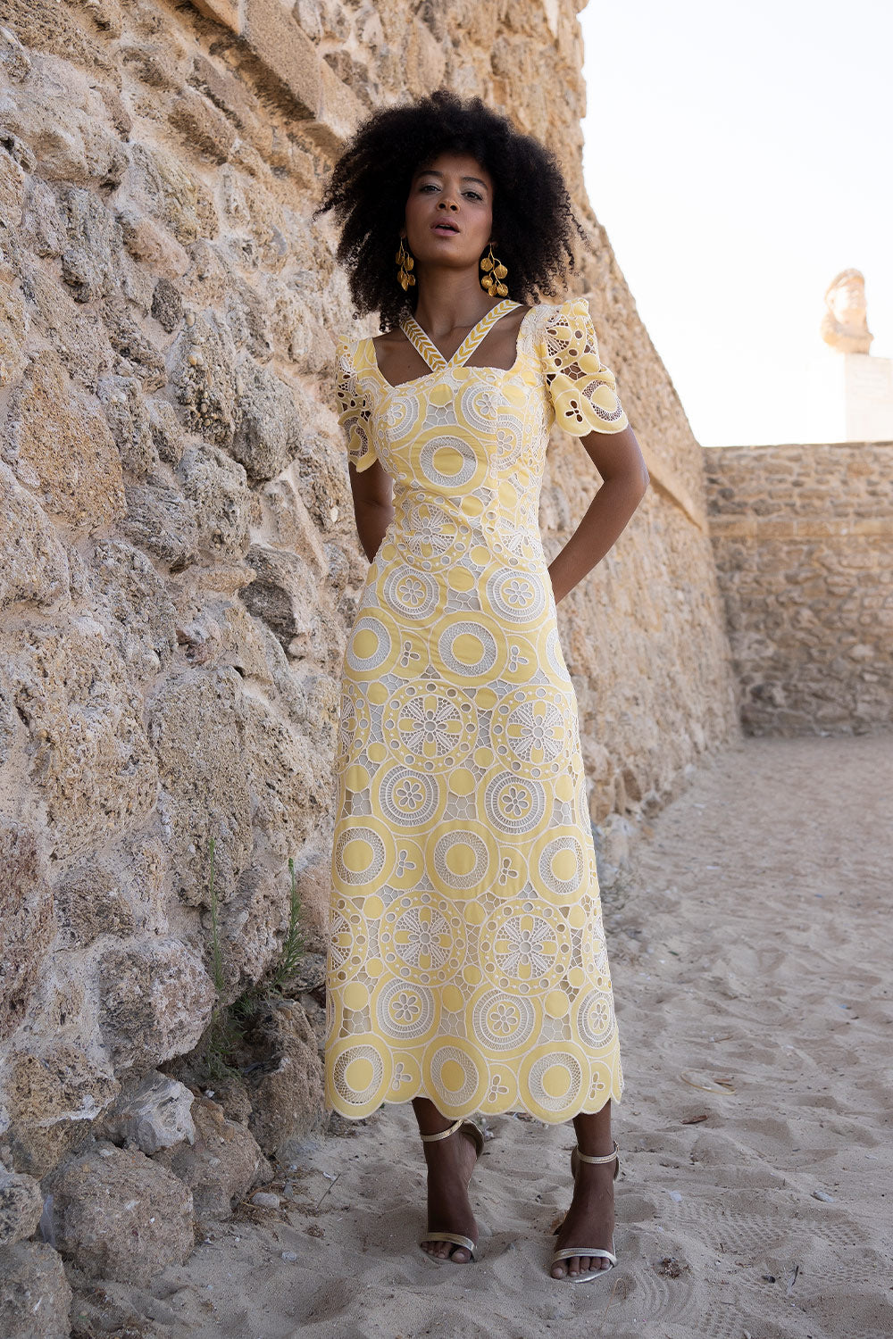 Vestido encaje bordado círculos