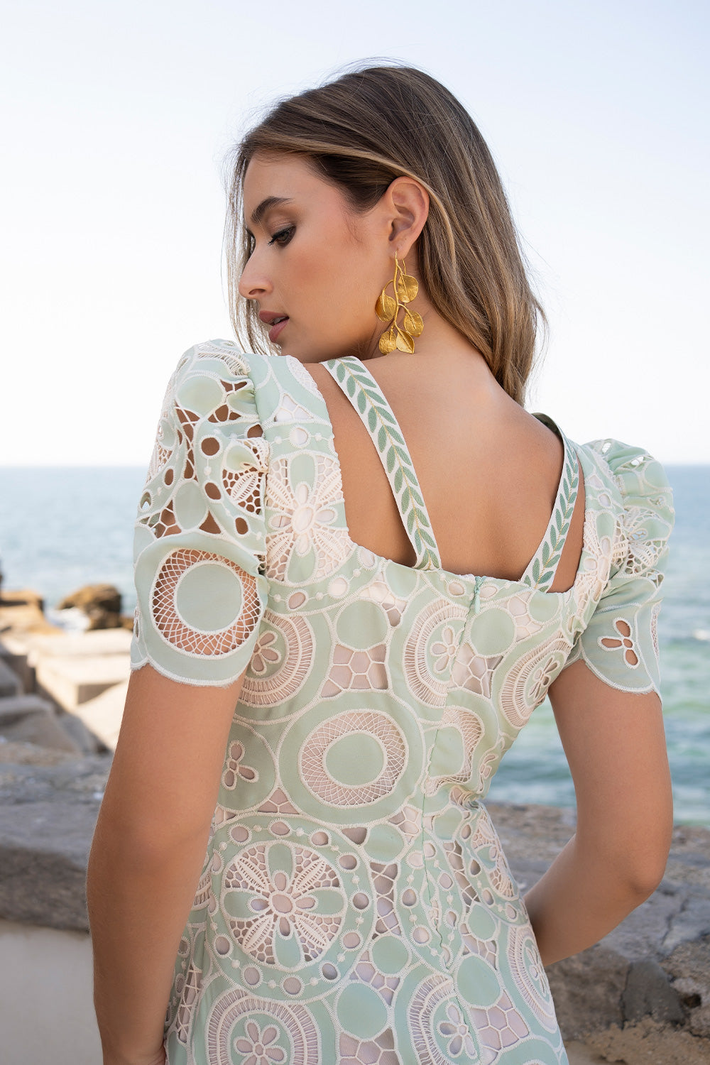 Vestido encaje bordado círculos