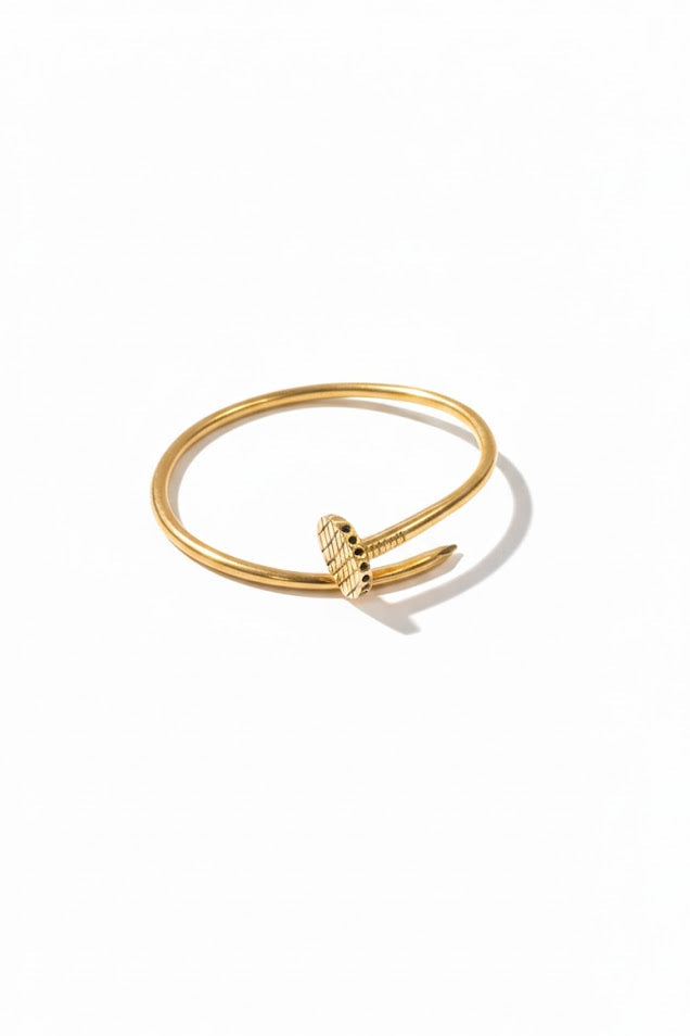 Pulsera brazalete clavo dorado