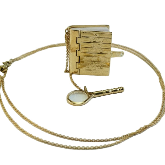 Collar colgante libro con lupa
