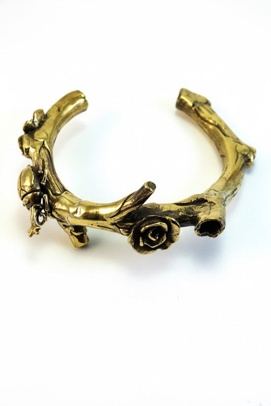 Pulsera brazalete flor y escarabajo