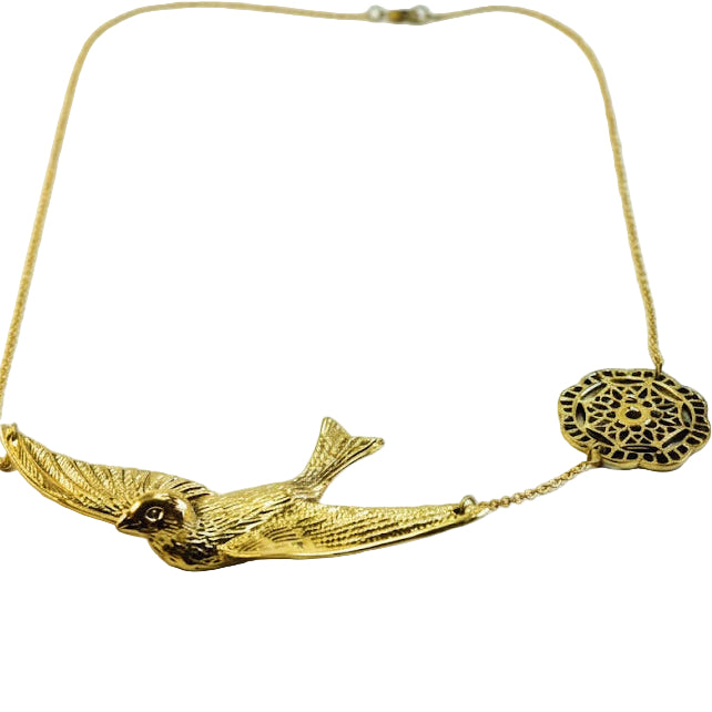 Collar colgante golondrina con rosetón