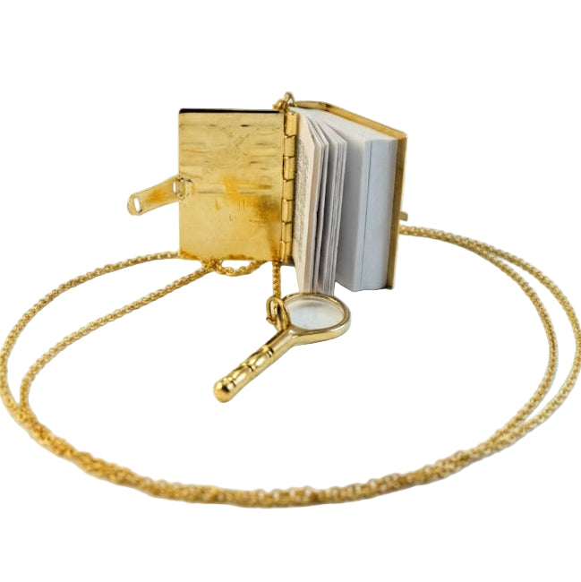 Collar colgante libro con lupa