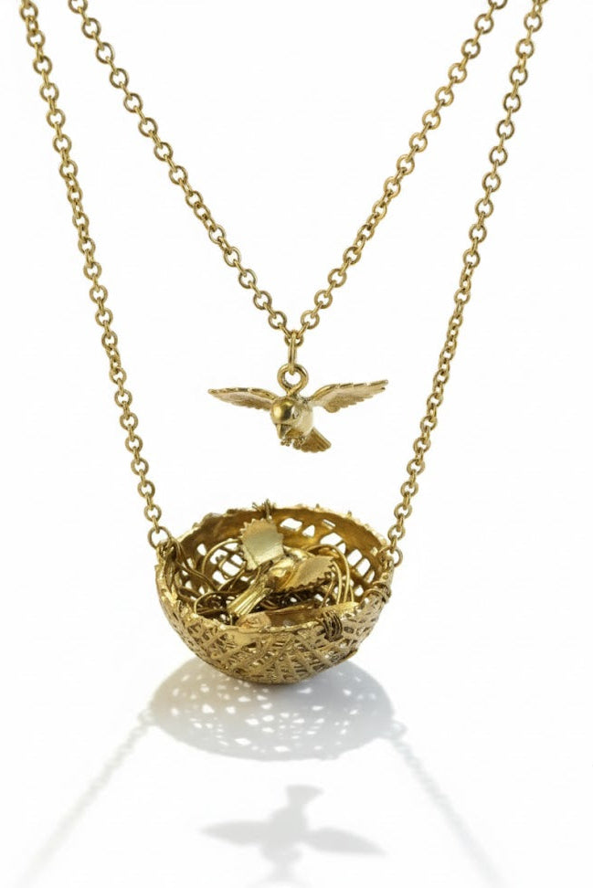 Collar colgante pájaro regresando a nido
